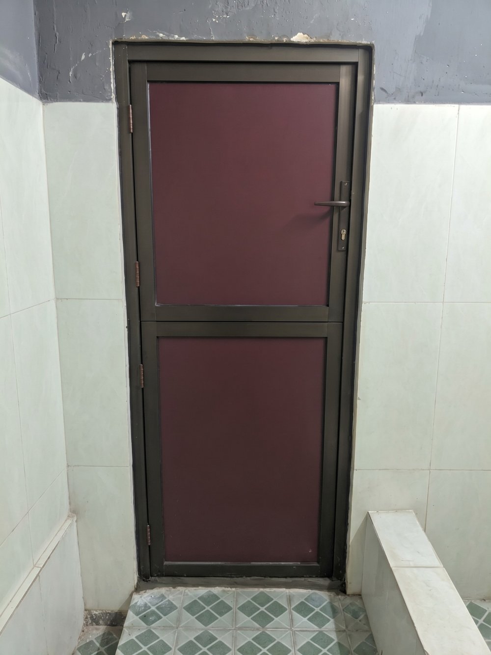 Pintu kamar mandi ACP warna marun dengan rangka aluminium coklat